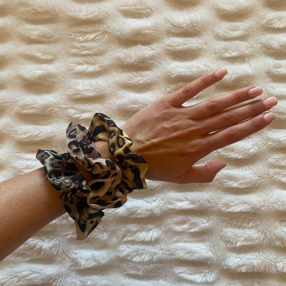 NWT Set of 3 Hair Tie Scrunchies in Cheetah Print - Picture 1 of 5
